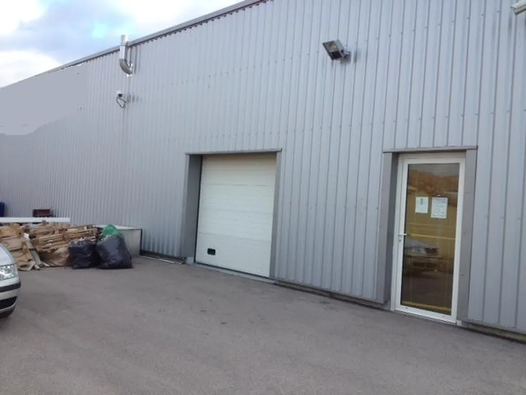 Opportunité de location d'un entrepôt avec mezzanine et bureau au Polygone Nord de Perpignan, local idéal pour stockage sécurisé avec espace extérieur dans les Pyrénées-Orientales