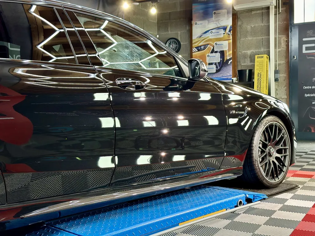 Detailing auto rénovation carrosserie lyon traitement céramique Mercedes C63 AMG