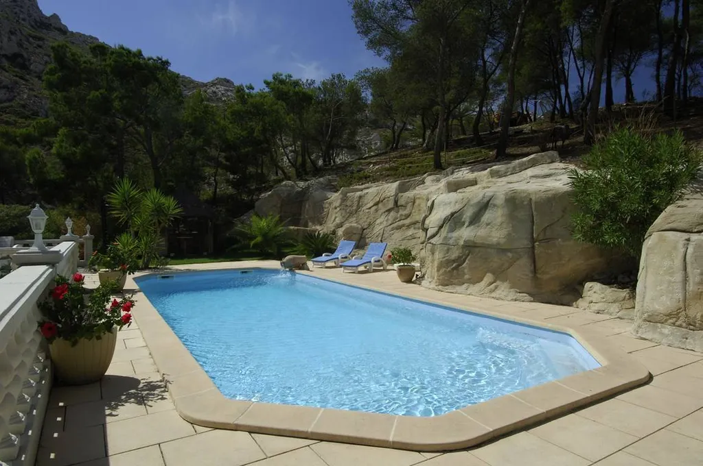 piscine coque polyester avec fond progressif