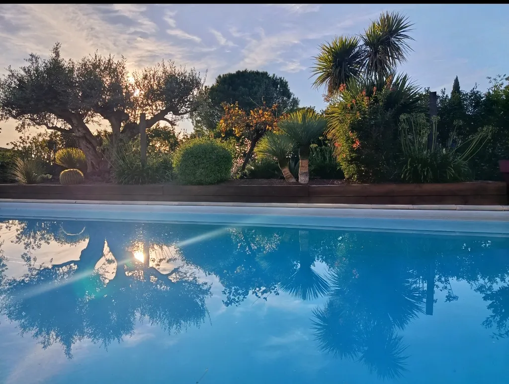 Création d'un massif méditerranéen délimité par des traverses paysagères avec éclairage dans un jardin à Seysses