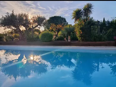 Création d'un massif méditerranéen délimité par des traverses paysagères avec éclairage dans un jardin à Seysses