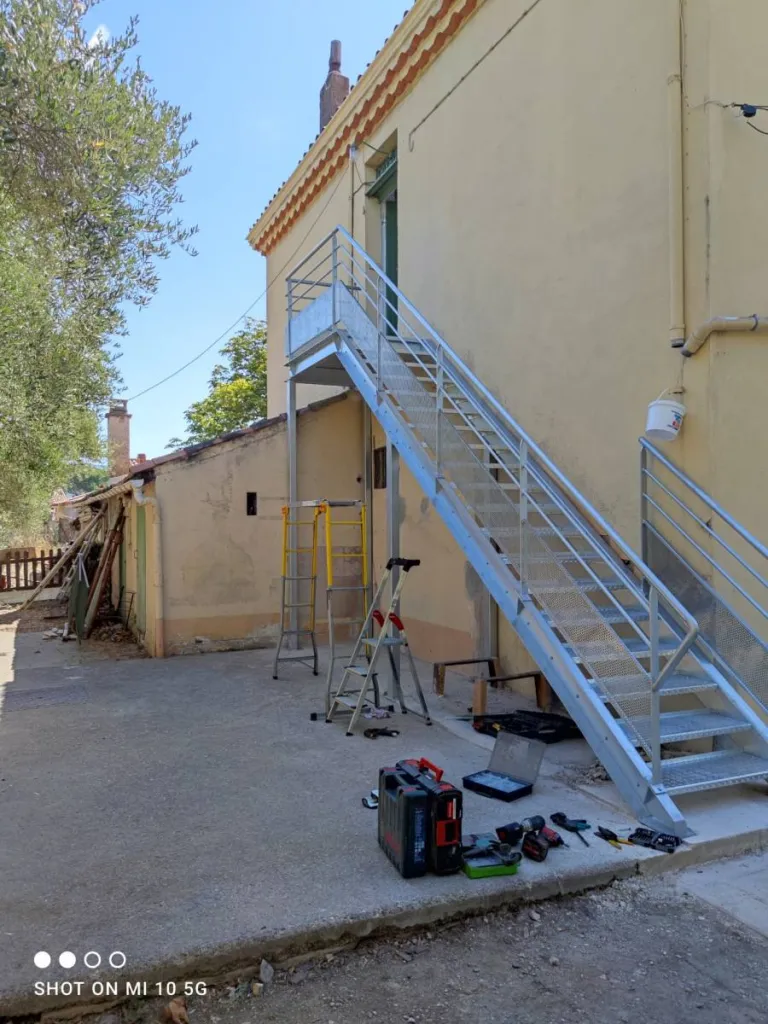 REMPLACEMENT ESCALIER EN BOIS PAR UN ESCALIER EN ACIER GALVANISE AVEVC GARDE CORPS DE 