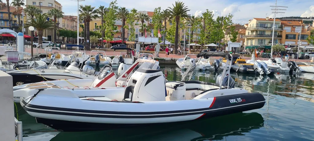 Bateau pneumatique BSC 85 à louer à Bandol