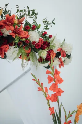 Une houppa colorée pour un mariage élégant et chic les pieds dans l'eau dans un hôtel à Cannes