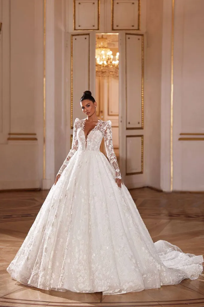 Robe de mariée princesse à Marseille brodée de petites perles scintillantes