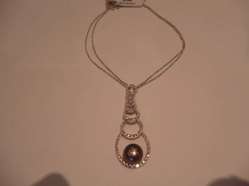 Collier en argent rhodié serti de zircons et perle noire poids:3,47 prix: 100€  REF 36350