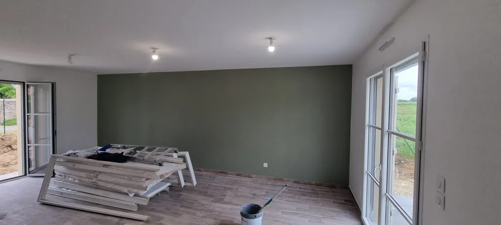 Chantier de peinture finition blanche veloutée au pistolet dans une maison avec quelques murs de couleur, peinture de sol, lasure teintée et vitrificateur dans l'Ouest Parisien(95).
