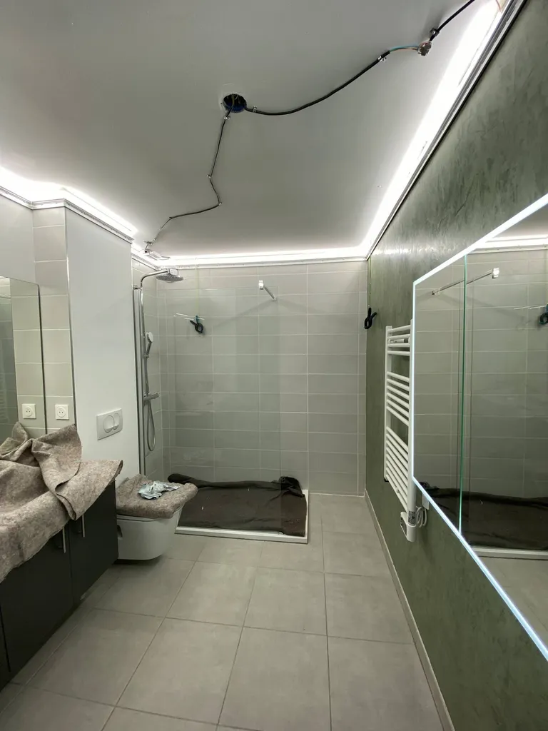 Salle de bains : plafond tendu lumineux imprimé à Toulouse by Plafonds Tendus Occitans
