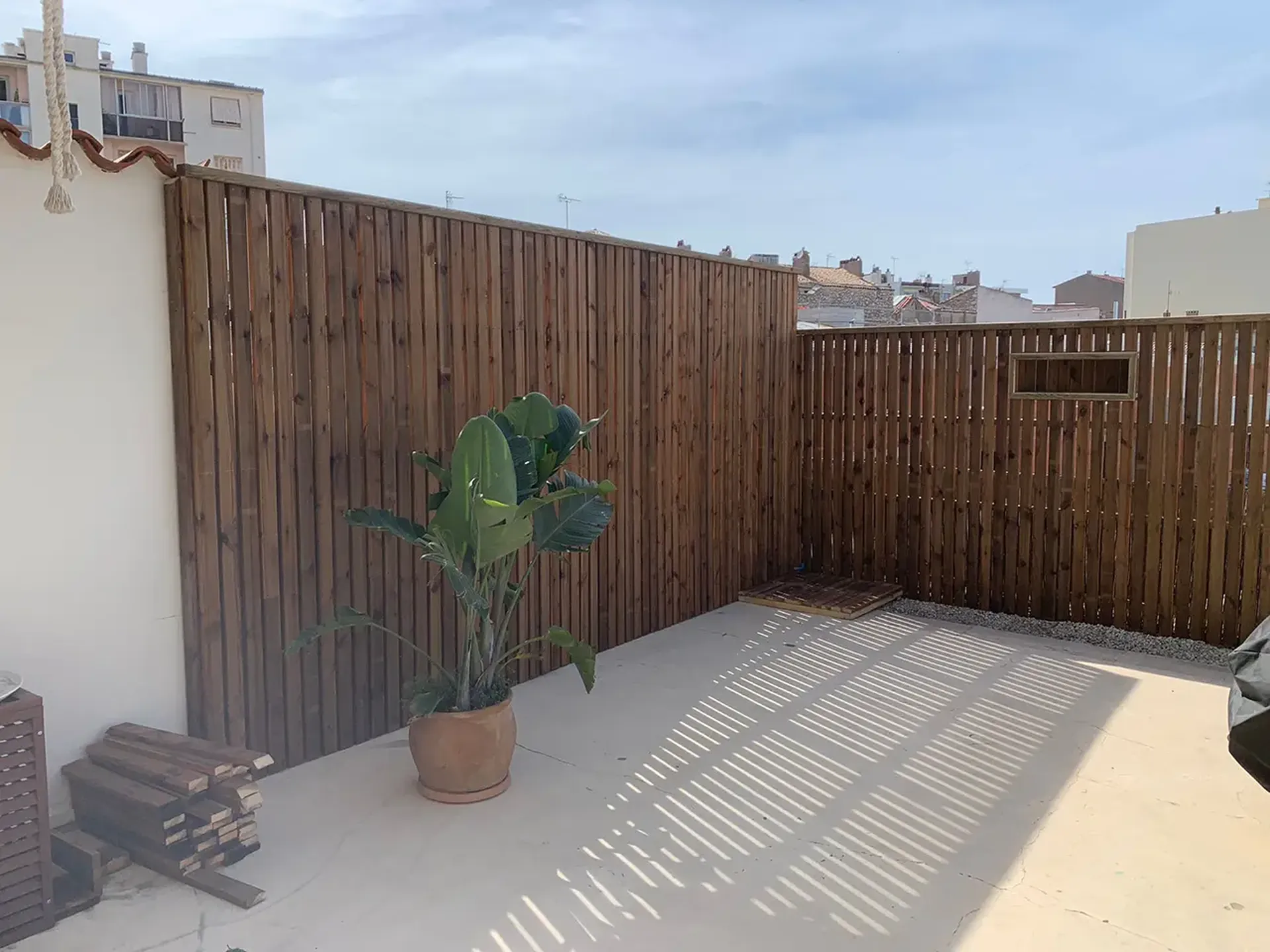 Création et pose de brise-vue sur mesure pour balcon au 3e étage à Sète