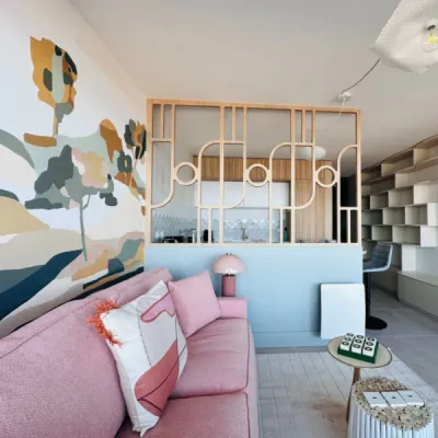 Salon transformé avec double porte coulissante en bois et vitraux, par l’Atelier D. architecte d’intérieur à Bordeaux