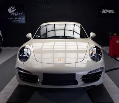 Les courbes emblématiques de la Porsche 911 991 50ème anniversaire sont mises en valeur dans ces photos. Le film de protection XPEL apporte une protection fiable, assurant que chaque trajet reste un témoignage de perfection automobile
