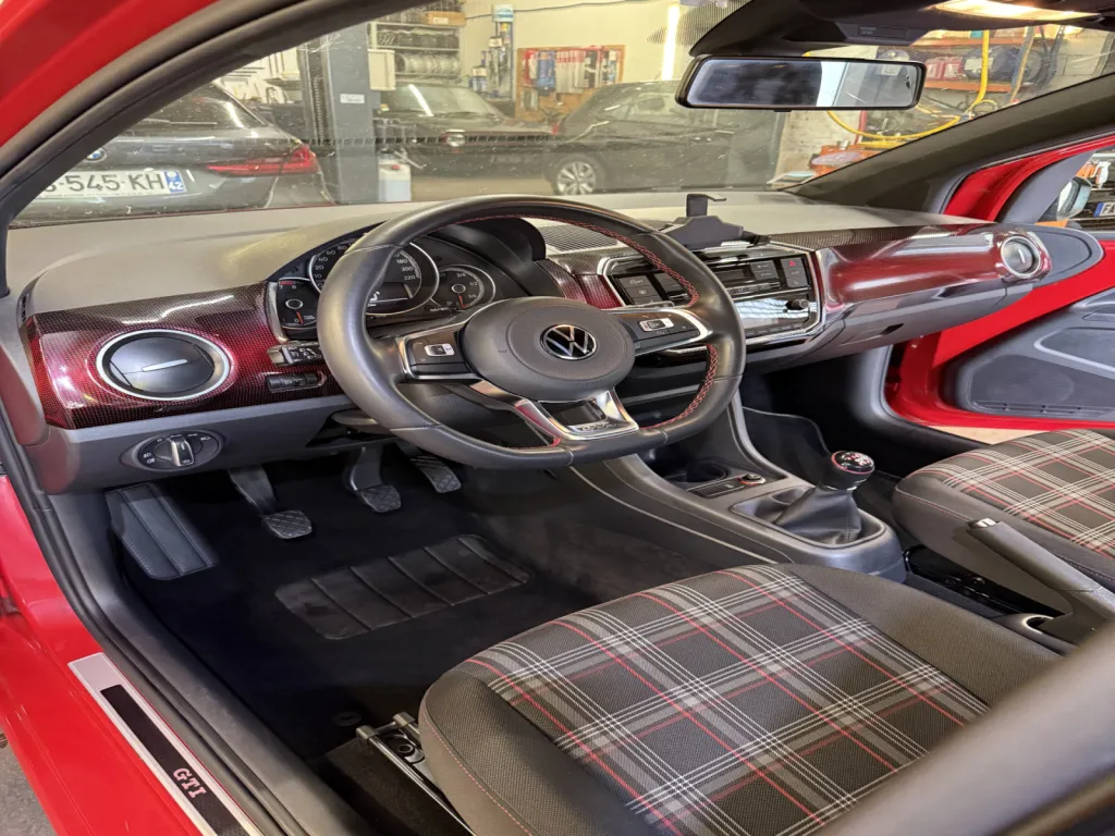 Rénovation intérieure haut de gamme avec nettoyage complet d’un Volkswagen GTI à Saint-Priest-en-Jarez près de Saint Etienne