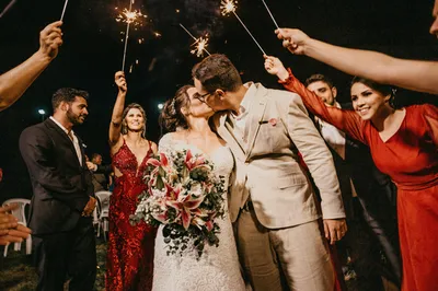 Soirée de mariage à Toulouse avec piste de danse animée, installation sonore et ambiance festive réunissant les invités.