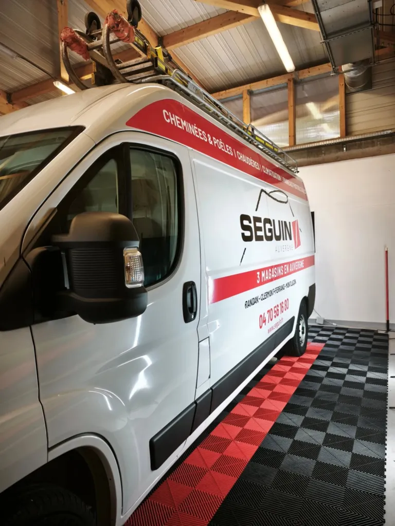 Floquage personnalisé pour véhicule Seguin Duteriez à Clermont-Ferrand avec marquage professionnel et visibilité optimale