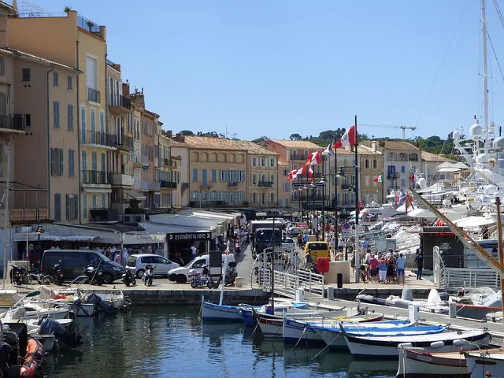 Comment me rendre à SAINT-TROPEZ  avec un chauffeur privé VTC ou un Taxi pas cher au départ de Marseille, Aix-en-provence ou de l'aéroport de Marseille Provence?