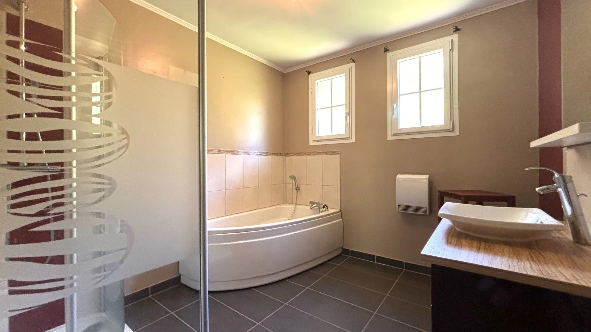 Jolie maison en toit de chaume avec 4 chambres avec sous-sol complet, proche du centre-ville du Tréport (76470), Normandie.
