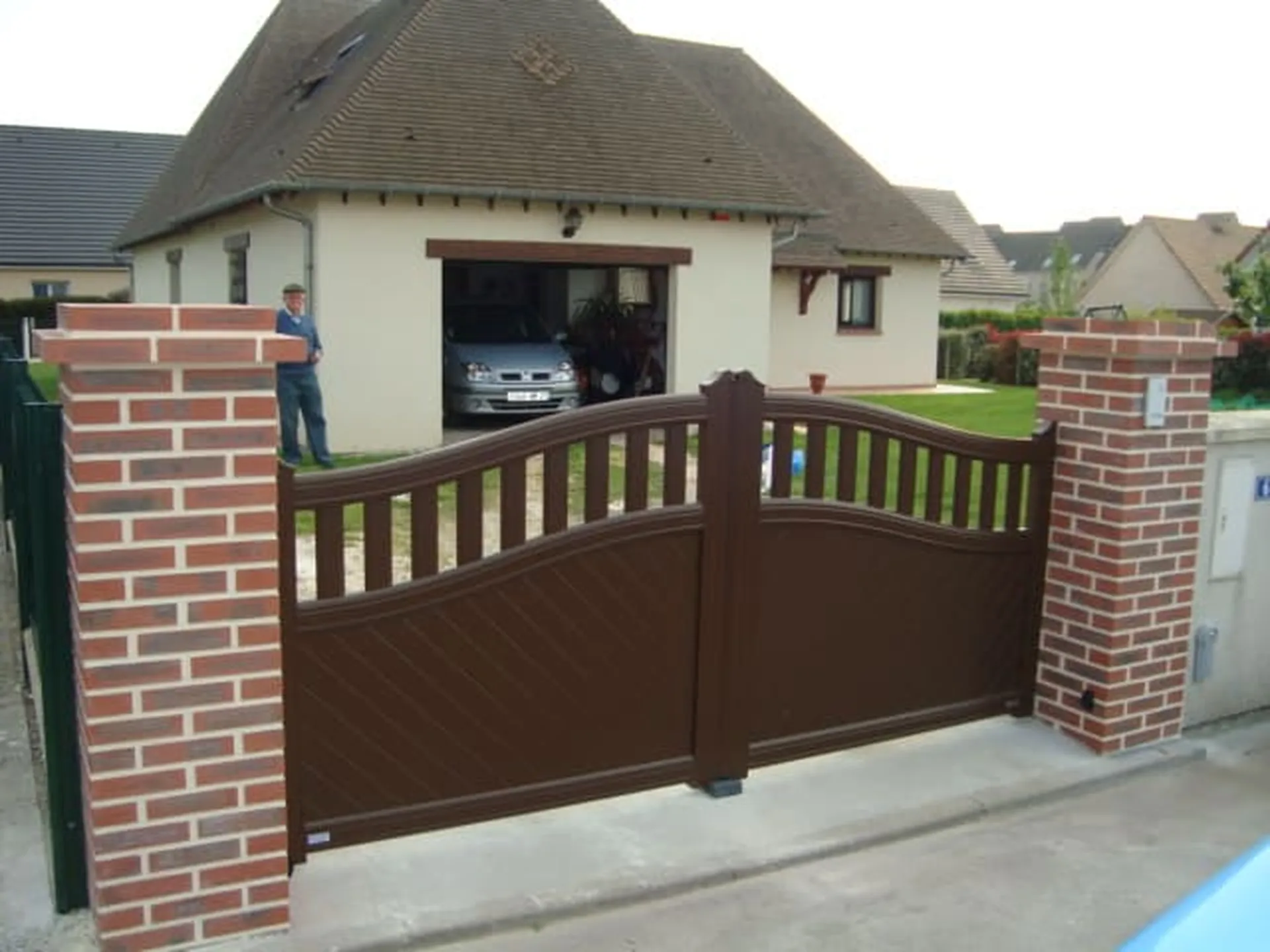 Pose de Portails en Aluminium Motorisés, Modèle Battant ou Coulissant Sur-Mesure à Pont-l'Évêque dans le Calvados 14 et Saint-André-d'Hébertot