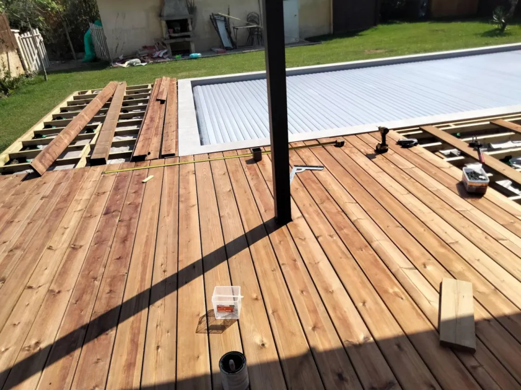 Création d'une terrasse bois en Pin sur mesure avec finition supérieure vis invisibles vers le Teich en Gironde