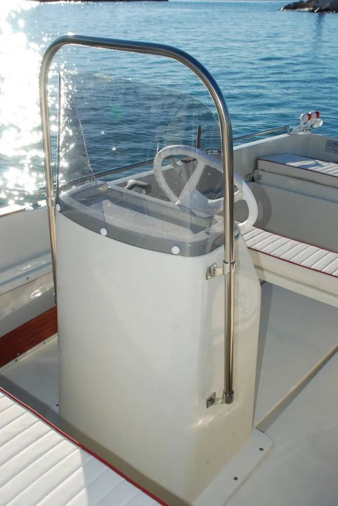 Bateau à moteur sans permis à louer à Bandol dans le 83