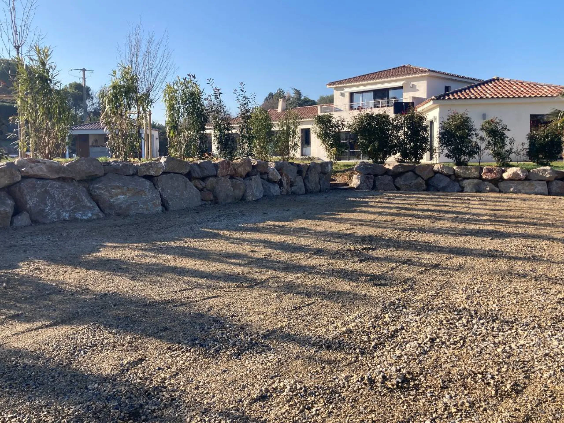 Enrochement sur un terrain en pente pres d Aix en Provence Enrochement sur un terrain en pente pres d Aix en Provence