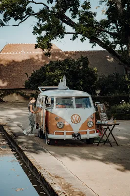 Un joli mariage avec cérémonie symbolique dans les jardins à la Française d'un Château en Centre Val de Loire