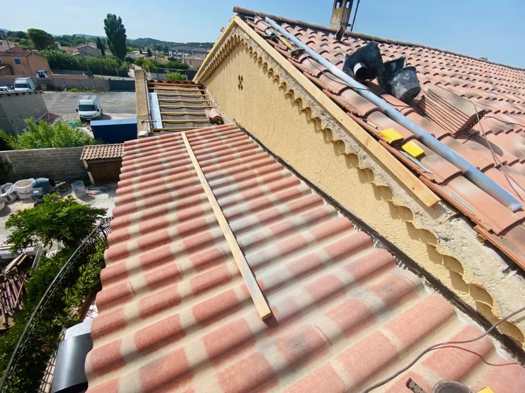 Remplacement d’une toiture de maison en tuiles Mécaniques Abeilles sur Aix en Provence