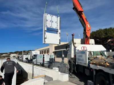 Grutage de la plateforme vertivale Strategos sur le port de Cassis dans un ERP