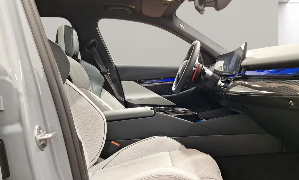 Sièges sport BMW M5 Touring intérieur cuir clair ambiance luxe sportive