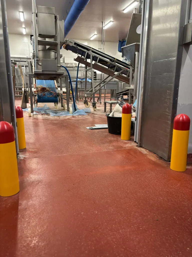 Installation de bollards de sécurité pour la protection des zones de production dans une usine à Marseille Installation de bollards de sécurité pour la protection des zones de production dans une usine à Marseille