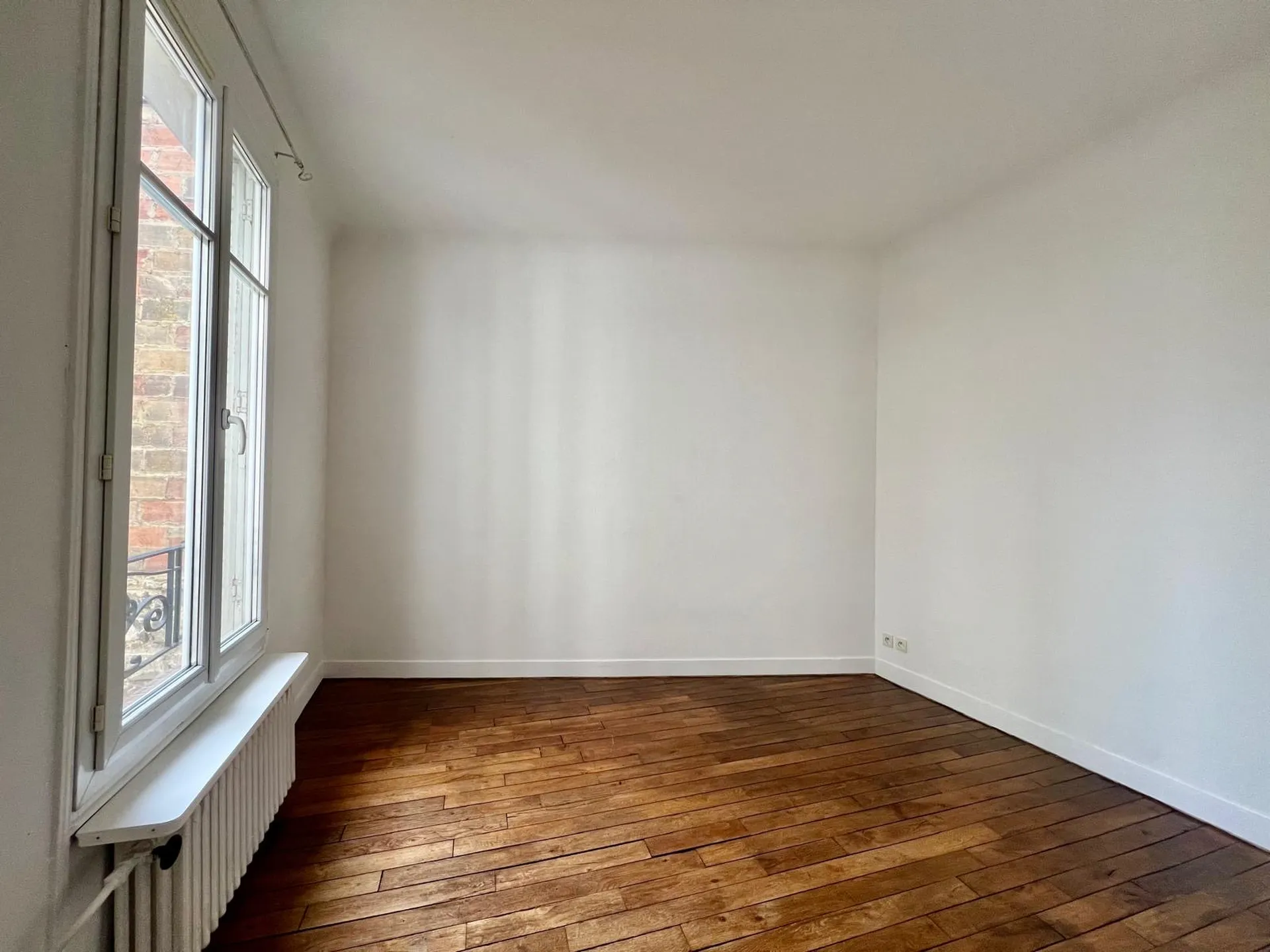 Exclusivité à louer, au Vésinet, un appartement ultra lumineux, traversant et soigné avec 2 chambres ou bureau sur cour intérieure à 5 minutes du RER