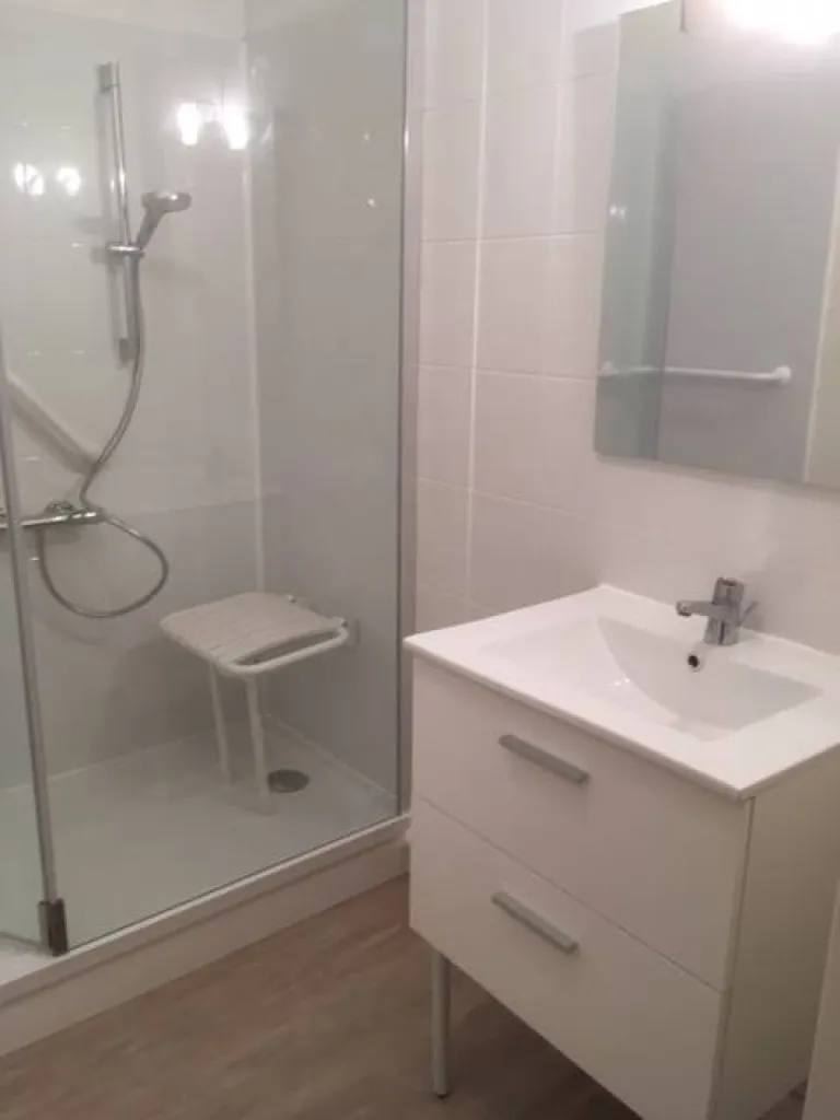 Entreprise spécialisée dans l'installation de Douche sécurisée Kinemagic de Kinedo sur mesure pas chère à Briançon dans les Hautes Alpes (05) PACA