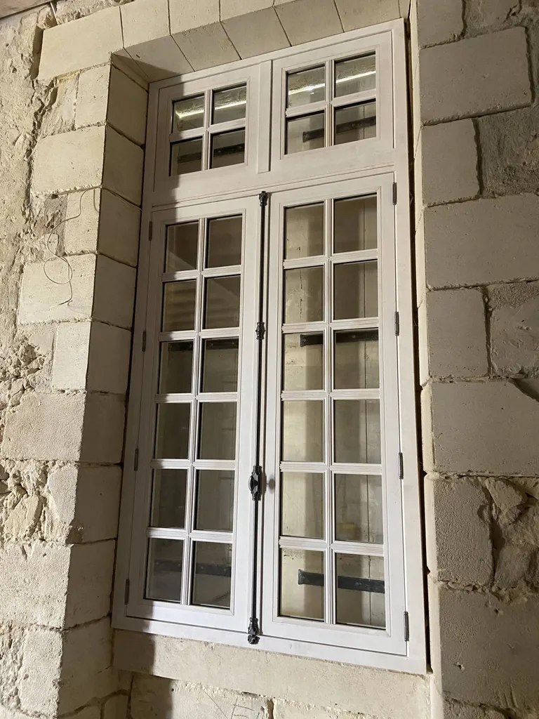 Conception de fenêtres mouton gueule de loup avec petits bois et imposte proche de Bordeaux