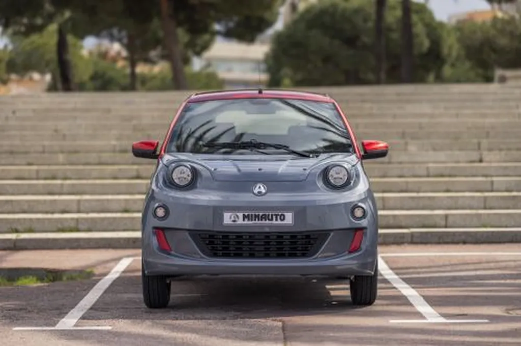 Une voiture électrique (autonomie de 50 à 80kms) sans permis à Oyonnax en location moyenne durée à partir de 440€ TTC par mois