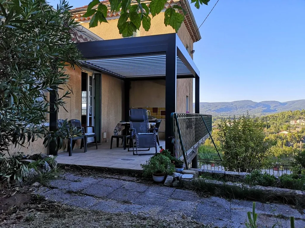 Installation d'une pergola à lames orientables à Apt 84
