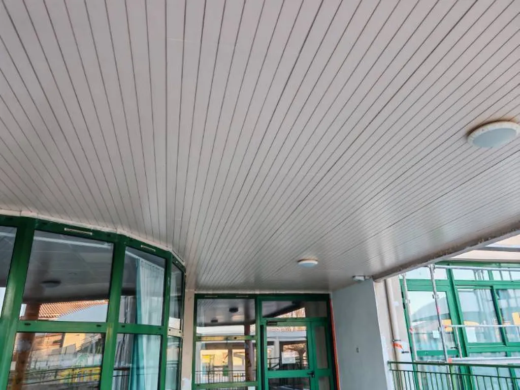 Travaux de peinture de façade sur une école à Simiane-Collongue (13)