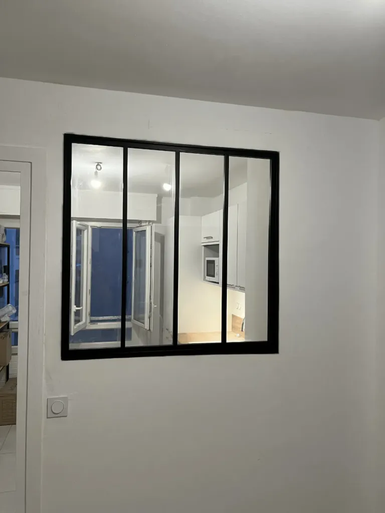 Verrière atelier sur mesure installée après ouverture de cloison en brique dans cet appartement à Lyon