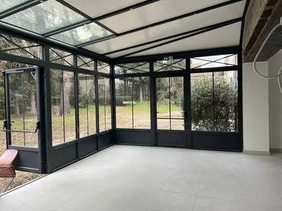 Installation d'une véranda en aluminium sur mesure proche de Montpellier, sur la commune de Claret.