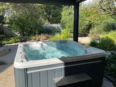 Installation d'un spa CAEN 5 personnes à Beaucaire, dans le Gard, avec jupe rétroéclairée et 96 jets pour un confort optimal. - MCR Piscines et Spas - Nîmes