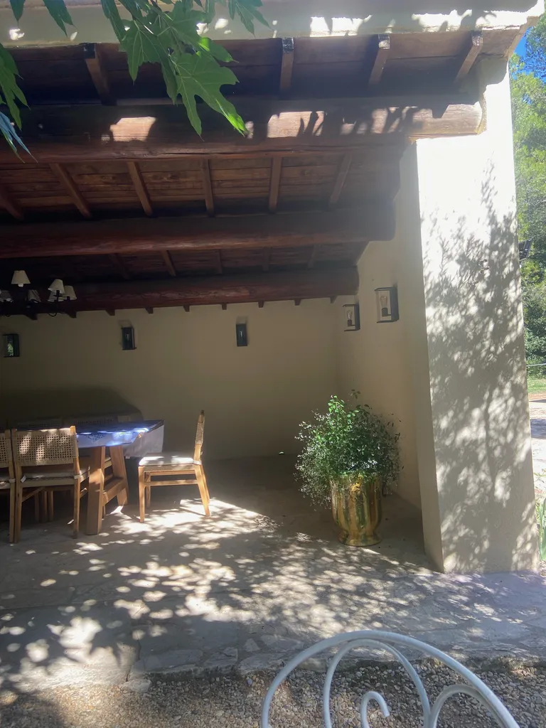 Optimisation de l'éclairage architectural extérieur pour restaurants de prestige aux Baux-de-Provence : valoriser votre terrasse et vos façades en pierre