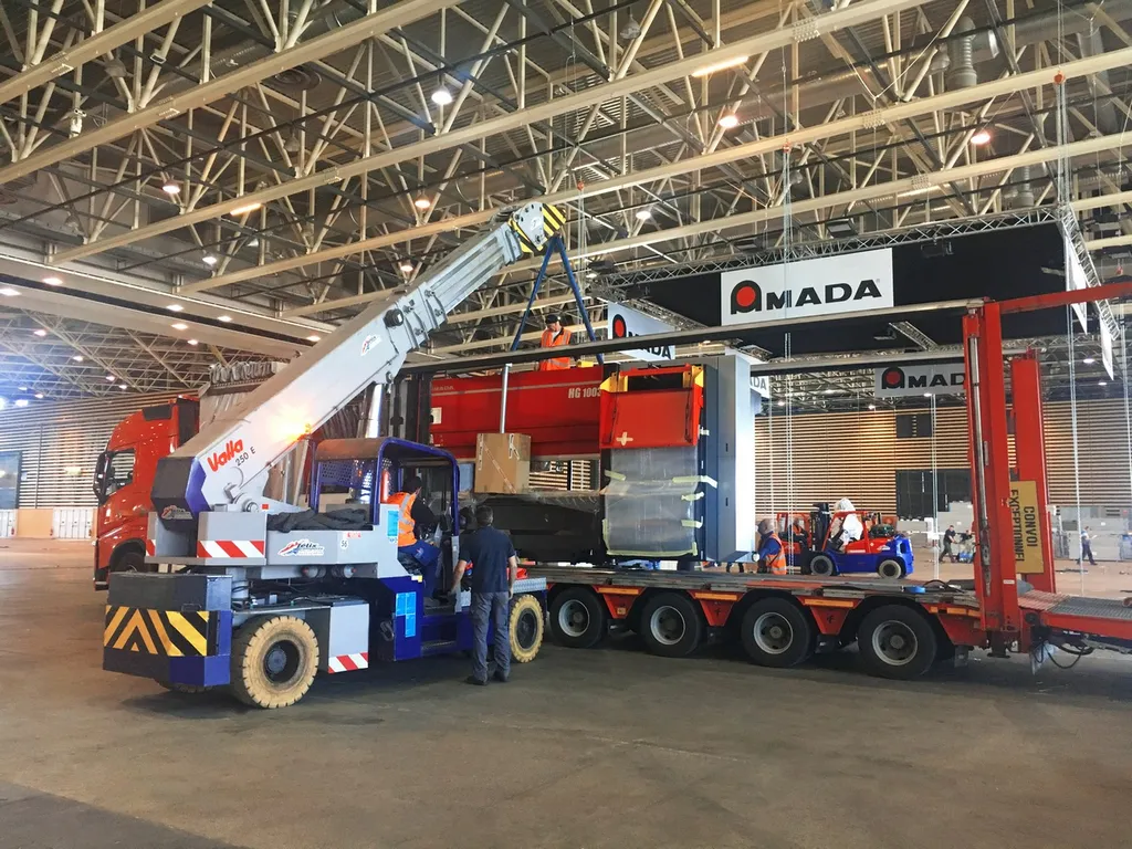 Manutention et levage d'une presse plieuse Amada de 11 tonnes au moyen d'une grue Valla 25 tonnes