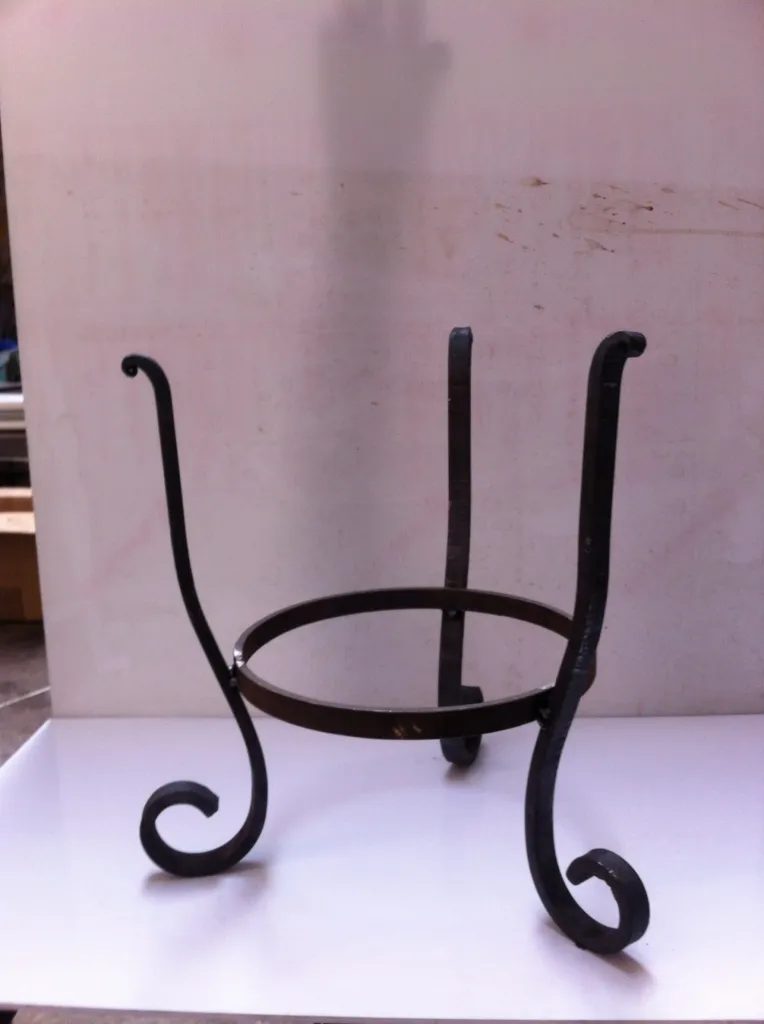 SUPPORT EN FER FORGE SUR MESURE POUR VASE A MARTIGUES