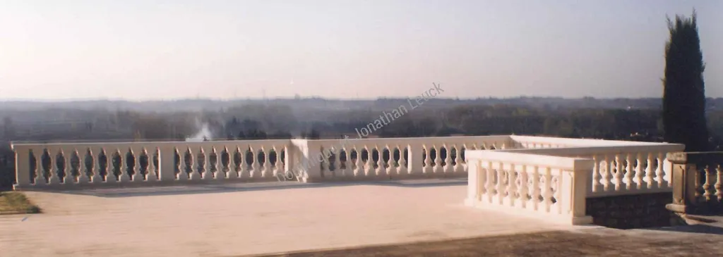 Balustrade en pierre blanche d'Estaillades