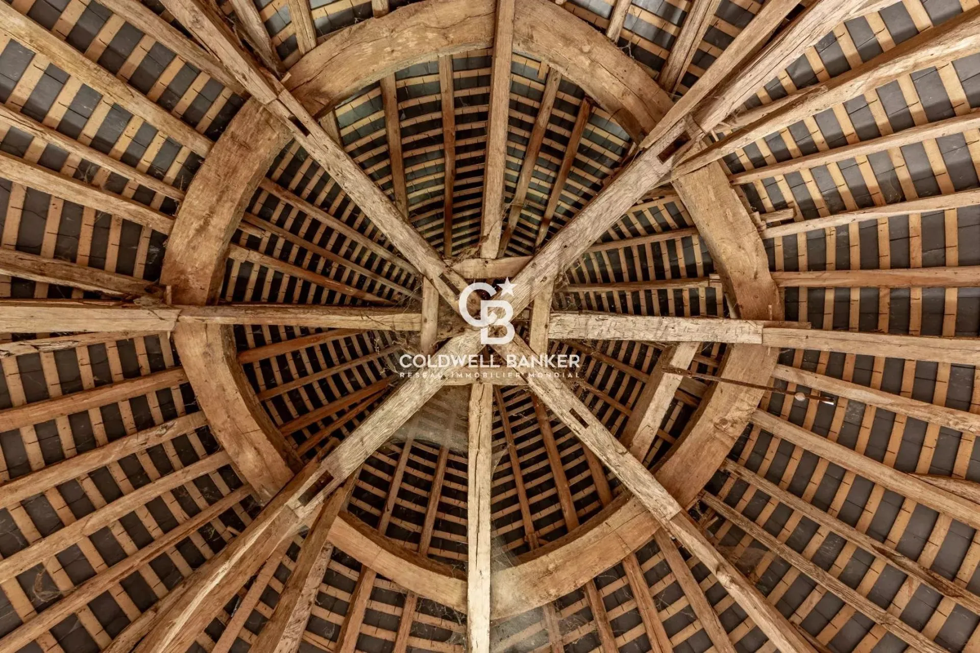 château avec parc paysager et dépendances pour projet touristique ou chambres d’hôtes