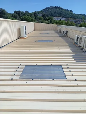 Changement de plaque translucide sur bâtiment industriel Aix-en-Provence