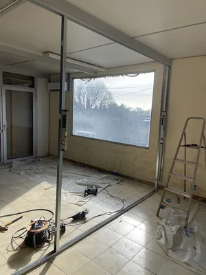 Pose de cloison en plaque de plâtre Ba13 aménagement de bureau à Ollioules près de Toulon 