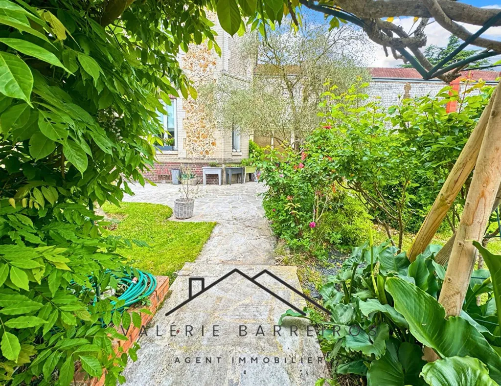 A saisir sur la commune de ST AUBIN LES ELBEUF 76410 maison de caractère de 224 m² édifiée sur 890 m²