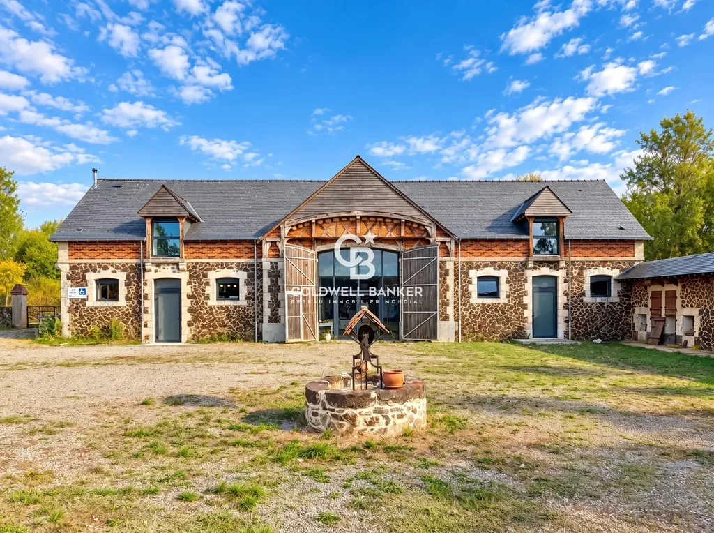 Ancienne grange réhabilitée en pierre et brique avec son puits, domaine événementiel à vendre près du Mans