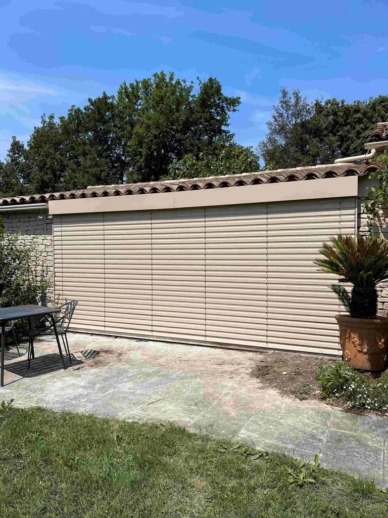 Installation d'un brise-soleil orientable beige (BSO) en aluminium à Robion