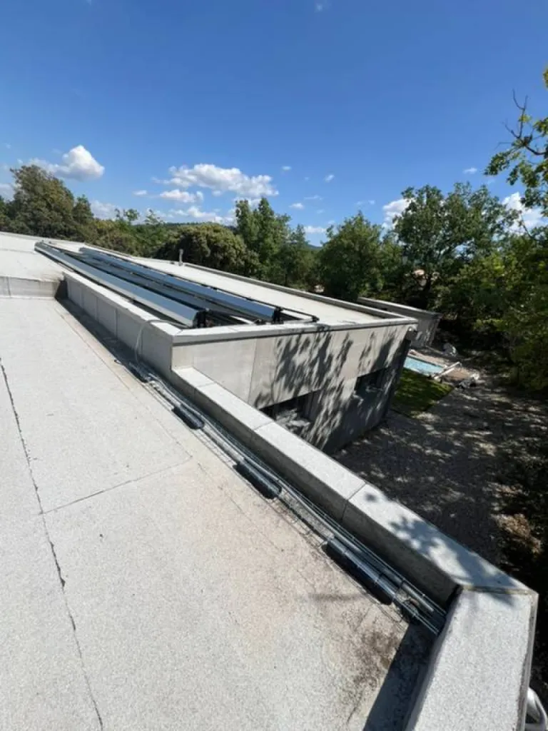 Installez des panneaux solaires sur votre toiture plate avec une batterie virtuelle pour 9 990€