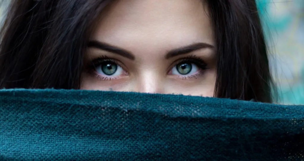 Avoir des fox eyes avec la pose de fils tenseurs et injection de botox® à Gujan Mestras proche d'Andernos